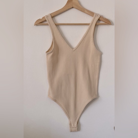 137.-Taupe Ribbed Bodysuit - Picture 4 of 5